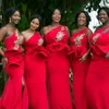 2021 Vestidos de dama de honra vermelha um ombro de pecão peplum sereia peplum slit de fenda dianteira feita feita africana feita de honra vestido vestido 259u