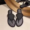 Toppdesigner 2023 Ny Flip Flop Casual Flat Bottom SC Slippers för kvinnors sommarutkläder Anti Slip Beach Shoes Pinched Feet HerringBone Slippers 35-41