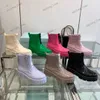 Kobiety deszczowe buty designerskie logo trójkąta kostki buty monolitowe buty eva guma platforma deszczowa brązowy zielony zielony jasny różowy czarny przednie zapięcie wodoodporne galaretki