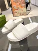2024 Nieuwe zomer dames hoge sandalen modeontwerp metalen letter dubbele knop platte bodem visgraat slippers sandalen