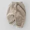 Pantaloni inverno nuovi pantaloni di lana per bambini ragazzi e ragazze pantaloni caldi con pantaloni casual vintage spessi velluto abbigliamento per bambini d240517