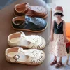 Mädchen halbe 2024 Frühling Sommer britischer Stil Kinder Strandausschnitte Kinder flache Schuhe Sandalen 22-36 Prinzessin Vintage L2405