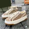 Designerskie kobiety swobodne buty Włochy Low Cut 1977 Wysoka litera Top Wysokiej jakości sneaker Beige Ebony Canvas Tennis Shut