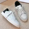 2024 Nya designer Mens broderade Arrow-logotyp Vulkaniserade serier Kvinnor Sneakers Läder och bomullspaneler Anti Slip Gummi Sole Low-Top Par Sneakers Storlek 35-45