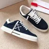 2024 Nya designer Mens broderade Arrow-logotyp Vulkaniserade serier Kvinnor Sneakers Läder och bomullspaneler Anti Slip Gummi Sole Low-Top Par Sneakers Storlek 35-45