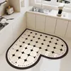 Mattor American Light Luxury Heart Formed Diatom Mud Floor Mat Kök Vatten absorberande olja och smutsig resistent dörr Anti Slip Can H240517