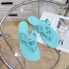 2024 Luxury dia essentieel voor zomerstranden dames slippers varkensnakjes flip-flops geïmporteerd materiaal milieuvriendelijk en geurvrije sandalen