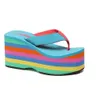Mujeres al por mayor 2022 Sandalias Flip Sandalias Nuevas zapatillas de plataforma de fondo grueso Pendiente Playa Rainbow Femenino Rainbow Slipper I5io# 1175