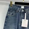 Kvinnors jeans Xiaoxiangfeng DR23 Autumn/Winter Letter broderad jacquarddesign med högt midja, smalt utseende, breda ben och höftlyftning för kvinnor