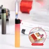 A cor de gradiente esbelta mais clara de chama mais clara butana sem gás reabastecida pode ser colocada na caixa de cigarro
