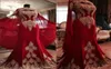 Rote und goldene indische Prom -Kleider 2019 Crystal Perle Mermaid trägerloser ärmellose Abendkleider mit Kaparabisch Dubai Cocktail Part2222706