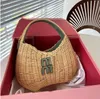 2024 Luxusdesigner Fashion Beach Bags Damen Umhängetasche Persönlichkeit Stroh Frauen Totes Handtaschen Rattan Einkaufstaschen Crossbody Taschen Häkelte gefallener Bogenkorb