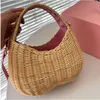 2024 Luxusdesigner Fashion Beach Bags Damen Umhängetasche Persönlichkeit Stroh Frauen Totes Handtaschen Rattan Einkaufstaschen Crossbody Taschen Häkelte gefallener Bogenkorb