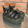 Gorąca platforma gumowa sandałowe basen plażowy projektant Slipper Summer Nowe skórzane sandale Slowery Doc Marteens Casual Gladiator Flat Heel Luksusowy na zewnątrz Muły Slajd