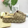 Designer tofflor gummisandaler kvinnor sommar flip flops lyxig platt platt tjock botten broderi tryckt linne hög klack sandal plattformsreglage skor