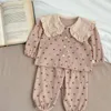 Весенний пижамный комплект для маленьких девочек с милым цветочным принтом абрикоса цвета хаки и отложным воротником с открытой строчкой, топ и штаны для новорожденных, домашняя одежда, ночная рубашка E24102 240325