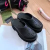 2024 Sandal Kadın Platformunda Erkek Kayma Delikli G Sandal İçi Boş Ayaklar Jöle Renkleri Yüksek Topuk Yaz Kauçuk Kabalık Sole Katırları