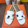 Gratis frakt Kvinnor Chypre Sandaler Designer Slides Sandaler Slippers Läder Slid Slipper Svart Vit Luxury Womens Summer Flat Sandal Claquette Sandles