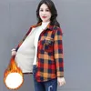 Kvinnors blusar skjortor Autumn Winter Fashion Plus Velvet Harajuku Top Womens Loose Casual Full Matching Coat Plaid Shirt Långärmad knapp Blusal240328