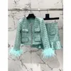 Robe de deux pièces Designer européen 2024 Début du printemps Vert Paillettes Manches en plumes Petit manteau parfumé Jupe courte Ensemble deux pièces Drop Dhzv3