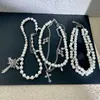 Halsketten mit Anhänger Perlenketten werden mit den Herren- und Damenpullovern 240330 kombiniert