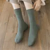 Chaussettes en coton rétro pour femmes, Tube d'équipage, couleur unie, mode d'hiver, Hajuruku, noir et blanc, ensembles de qualité, amples, coréens, longs, mignons, vente en gros