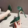 Модельные туфли Зеленые кожаные женские туфли со змеиным принтом на высоком каблуке Вечерние туфли для стриптиза в ночном клубе Сексуальная обувь на шпильке с мелким носком H240401EE98