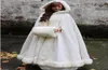 Weiß Elfenbein Braut Cape Hochzeit Umhänge mit Kapuze mit Kunstfellbesatz Warmer Erwachsener Winter für den Winter Braut Wraps Capes Poncho5581161