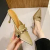 Sapatos de vestido cobra impressão mulher bombas chinelo moda corrente de ouro sandália senhoras apontou dedo do pé deslizamento em mules finos saltos baixos slides