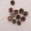 Dekorativa blommor Artificial Pine Cone 25 Red Xmas Tree Ornament för DIY Christmas Embellishing and Decoration (3- 4cm)