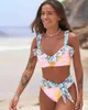 Damen-Bademode 2023 Neues Schulter-Plissee-Bikini-Set mit bedrucktem Blumen-Badeanzug für Damen, sexy Badebekleidung mit hoher Taille, Biquini für Damen, Strandkleidung J240330