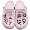 Zwart roze voetbalschoen bloemen gat gat schoen decoratie accessoires cartoon pvc klomp charmes diy gesp