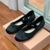 Ballerinas MM Ballet Fashion Designer Professionele dansschoenen Satinplatform Bowknot ondiepe mond enkele schoenen