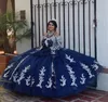 Navy bollklänning quinceanera klänningar grimma av axel långärmad tiered applikationer kristallpärlor formella prom party klänningar för swee4924243