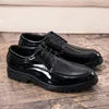 Chaussures décontractées Mode pour hommes Robes de bal en cuir verni noir à lacets Derby Chaussure Sculpture Brogue Chaussures lisses Brock Baskets Homme