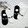 Женские невидимые носки с буквами для девочек на весну и лето, дышащие короткие носки с буквами, белые, черные