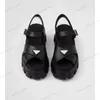 Nappas macio acolchoado mulas de couro acolchoado sandálias esmaltadas Triângulo de metal Monolith Sandal Shoes Sapatos Sinalizados de Plataforma fácil de usar