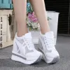 Bottes 2022 Nouvelles femmes classiques Femmes Mesh Plateforme Sneakers Trainers Blancs Chaussures High Heels Tandes Chaussures extérieures Chaussures décontractées Femme