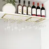 Dekoracyjne talerze zwisające do góry nogami szafka na kubek z złotego czerwonego wina