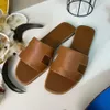 Pantofole di lusso sandali di design pantofole con fondo piatto multicolore di lusso in vera pelle classica per le donne, comode ciabatte da spiaggia per il tempo libero