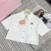 Miumiu beskurna vita skjortor broderade bokstäver t -skjorta designer tees sommar kort ärm blus toppar för dam