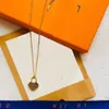 Gold Plated Luxury Pendant Necklace Minimalist Style Boutique Halsband Högkvalitativ materialdesigner för charmiga kvinnor Spring Romantic Love Halsband med låda