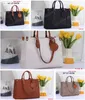 مصممة نساء PM أكياس التسوق Pu Leather Thorping Facs Wild at Heart sticking Hand Handbag Pres