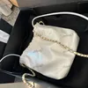 Sac poubelle Mode Femme Sac à bandoulière en cuir noir et blanc rayé matériel doré lettrage en métal fourre-tout de luxe pièce de monnaie Matelasse chaîne sac à bandoulière sacs de maquillage 23 cm