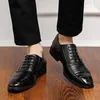 Casual Shoes Oxford för män svart lyxigt patent läder bröllop kontor arbete pekade tå derbies sapatos maskulinos