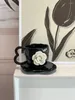 Кружки Камелия Кофейная чашка и тарелка 3D Трехмерный рельефный цветок Черно-белая керамическая текстура с ручной текстурой Послеобеденный чай