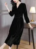 Robes décontractées 2024 Vert Velours Luxe Soirée Robe Automne Hiver Noir Coréen Vintage Hepburn Femmes Élégant Moulante