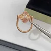 Merk sieraden origineel 925 sterling zilveren van dubbelzijdige omkeerbare CNC gesneden laser rode chalcedony klaverring met hoge kwaliteit