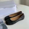 Designer-Loafer MM6 Tabi-Hausschuhe, Freizeitschuhe, Bootsschuhe, Luxus-Schwarz-Weiß-Ballerinas, Party-Flachschuhe, Damen-Leder-Low-Mode-Party-Sandalen.