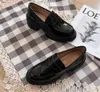 영국 스타일의 두꺼운 발 뒤꿈치 공식 신발 디자이너 라운드 토드 특허 가죽 라운드 둥근 두꺼운 단독 로퍼 여성 검투사 신발 EU35-40 상자와 함께